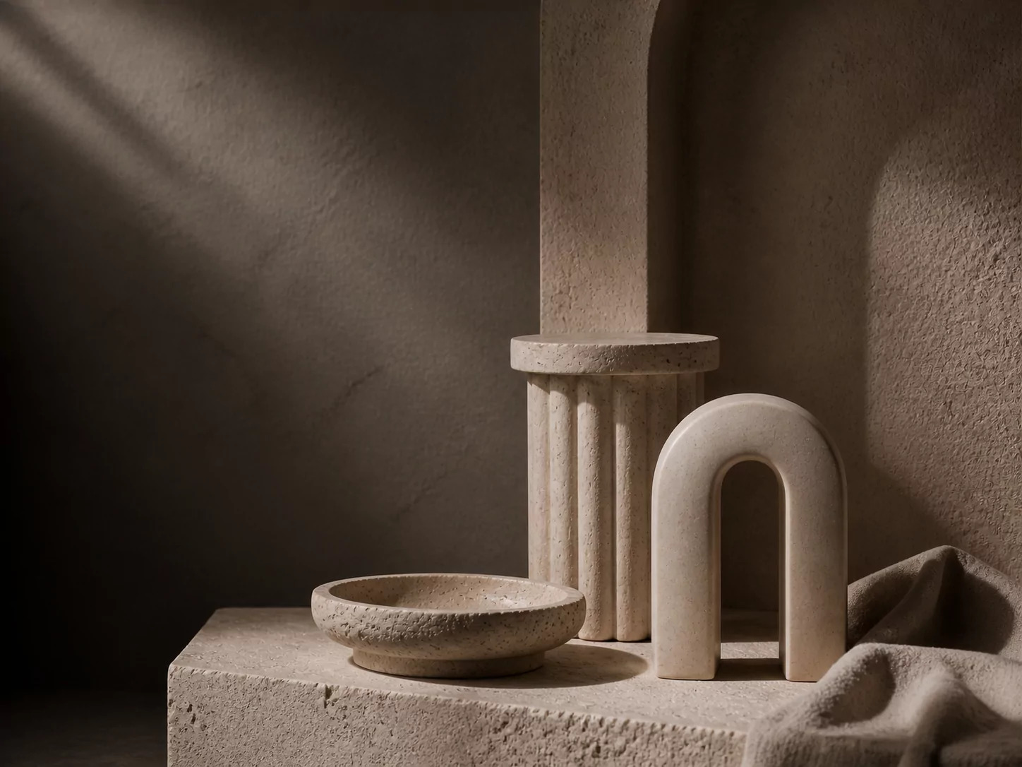 Objetos arquitectónicos de inspiración clásica en un interior de piedra